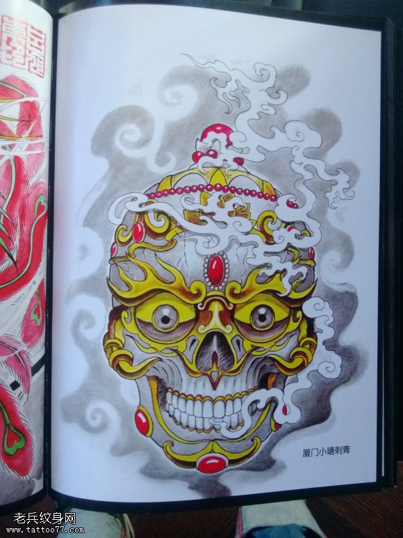 经典的金色嘎巴拉纹身图案