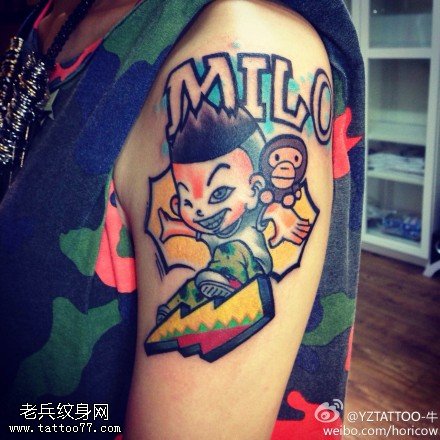 手臂彩色个性小男孩纹身图片