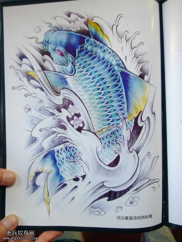 蓝色鲤鱼莲花纹身图案
