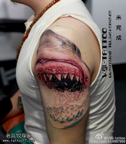 血腥鲨鱼大口纹身图案
