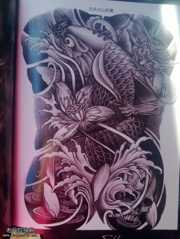 经典满背鲤鱼莲花纹身图案