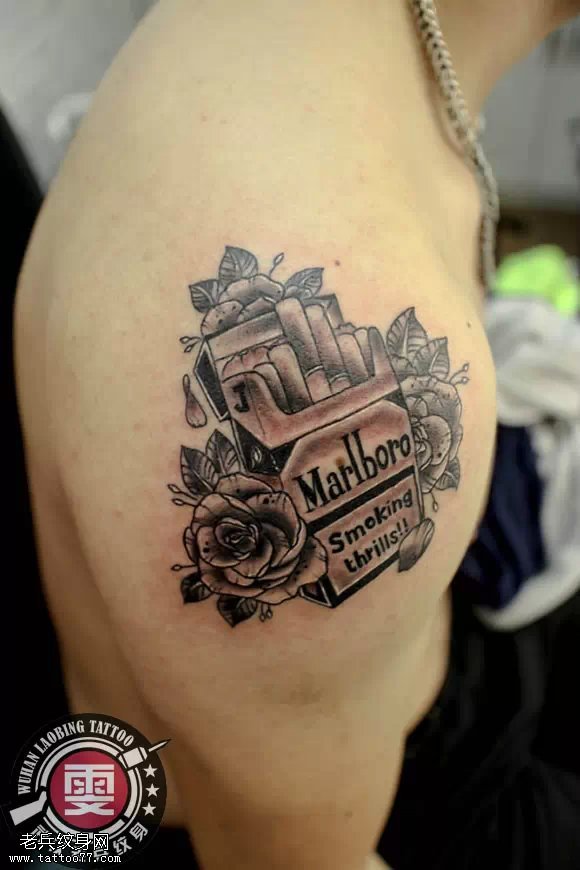 武汉女纹身师制作的大臂万宝路烟盒玫瑰花纹身作品