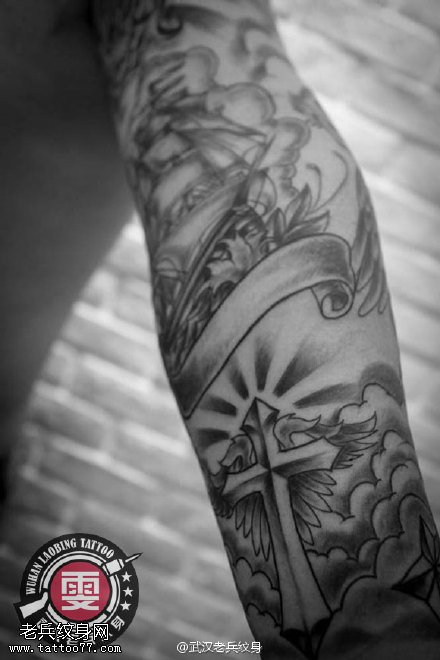 花臂帆船十字架纹身作品由武汉宝利金老兵纹身店制作