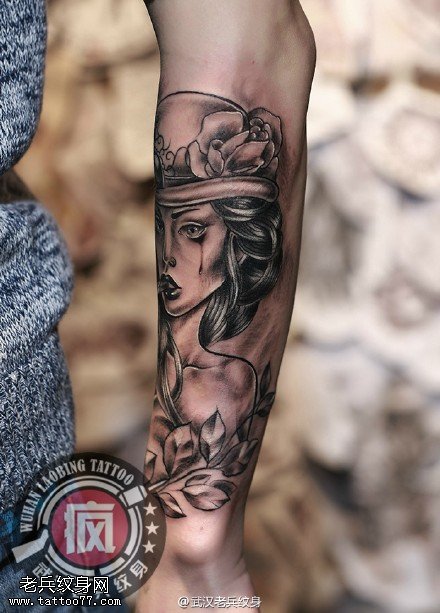 小花臂美女肖像纹身作品