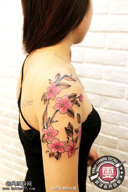 美女手臂花卉纹身作品