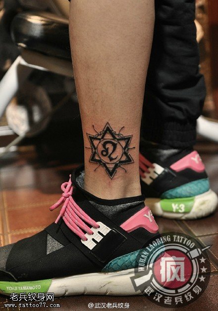 脚踝六芒星座作品由武汉纹身店制作