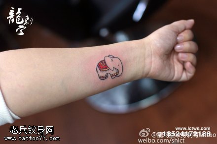 手臂迷你可爱小象纹身图案