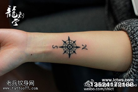 胳膊点刺指南针纹身图案