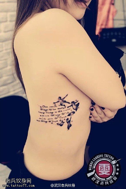 美女侧腰天使字母纹身作品