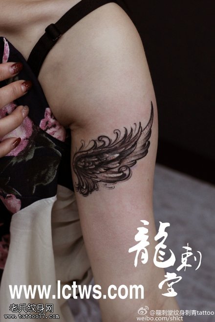 手臂点刺飞翔翅膀纹身图案