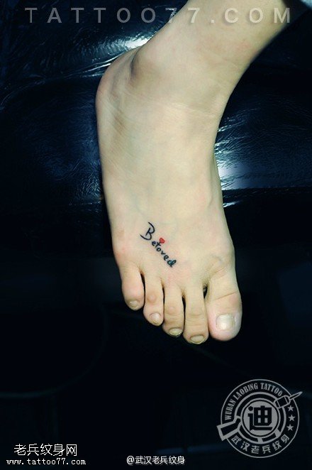 武汉纹身师喻迪打造的一组字母纹身作品