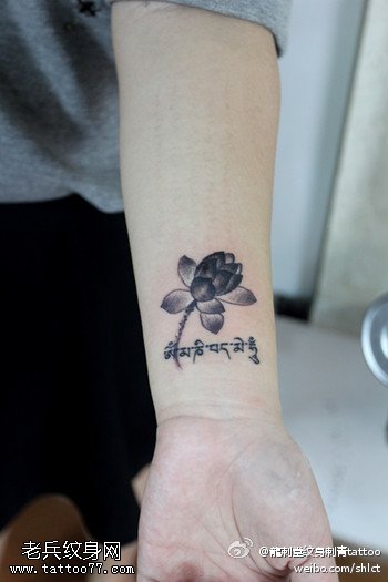 胳膊莲花纹身图案