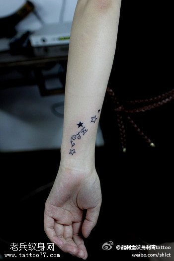 胳膊点刺小星纹身图案