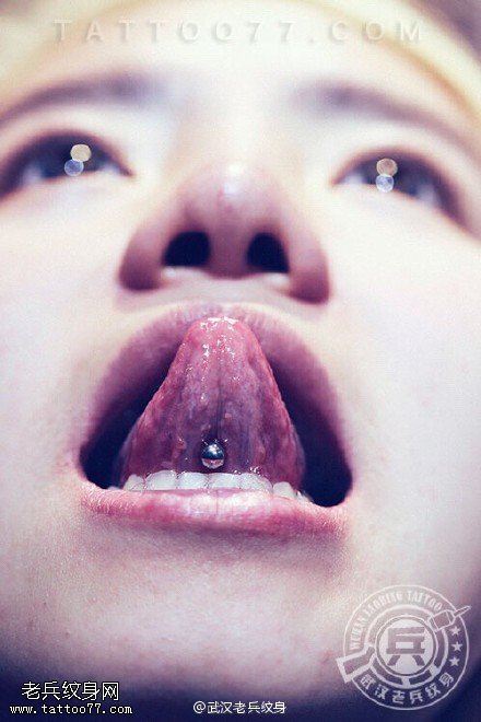 美女舌环穿孔作品