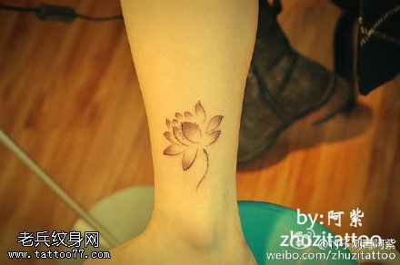 腿部中国传统风格莲花纹身图案