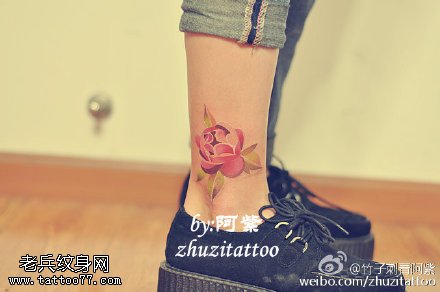 腿部粉嫩玫瑰花纹身图案