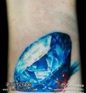 胳膊宝蓝色璀璨钻石纹身图案