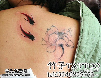 肩部赤红色点刺莲花小鱼纹身图案
