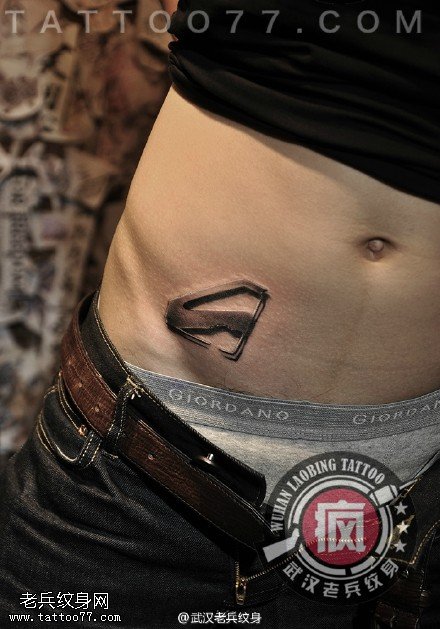腹部立体超人标志纹身作品