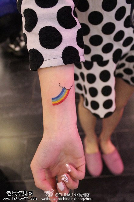手腕小清新可爱彩虹纹身图案