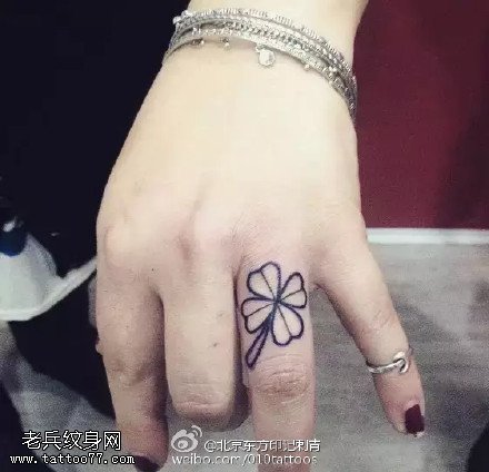 美女手指精致四叶草纹身图案