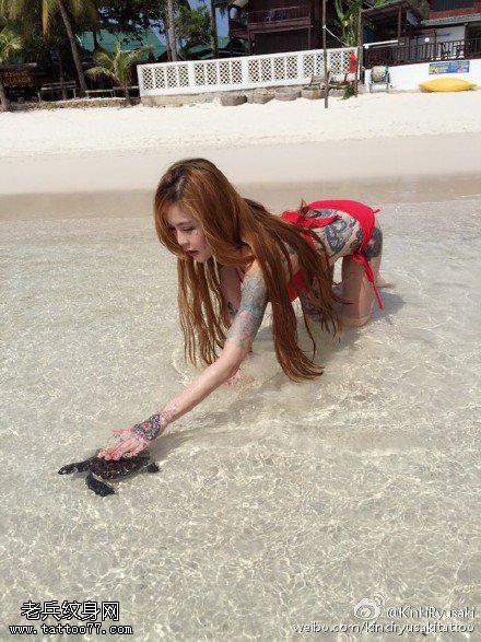 有爱心的性感纹身美女纹身图案