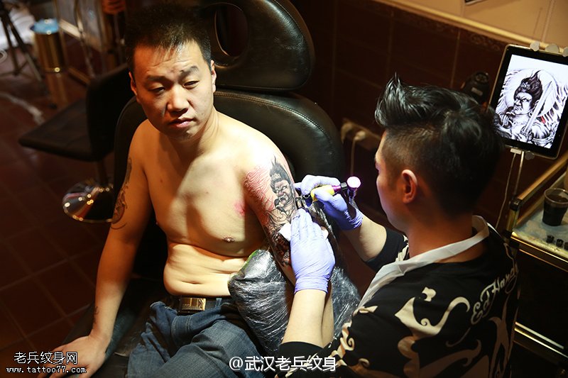 手臂不动明王纹身图案制作过程