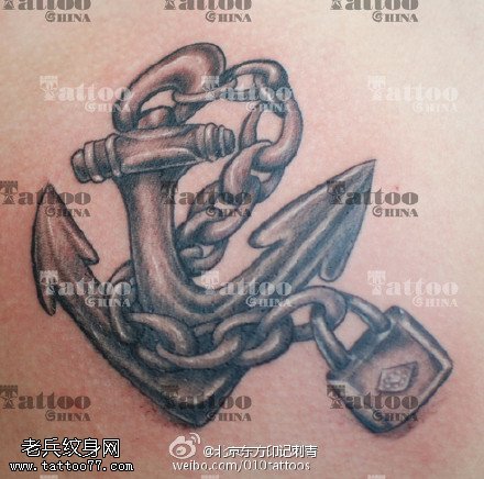 一把逼真的铁链锁手稿纹身图案