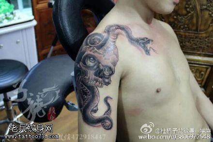 超酷的骷髅与蛇纹身图案
