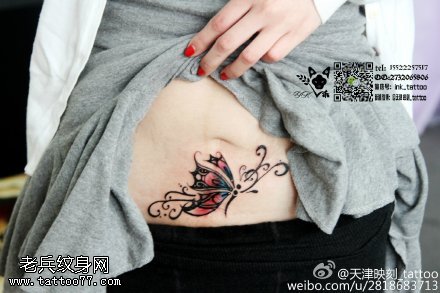 腹部漂亮的蝴蝶遮盖妊辰纹纹身图案