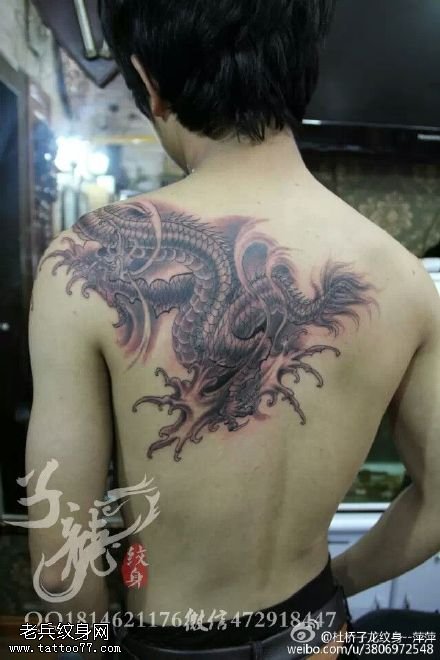 肩膀威武霸气的中国龙纹身图案