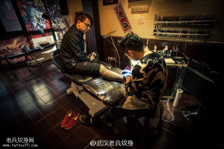 小花腿纹身图案制作过程