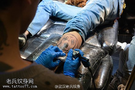 纹身师喻迪制作腿部狗狗纹身图案过程