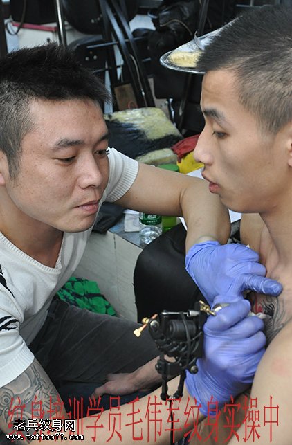 湖北纹身培训学校学员毛亚军胸口纹身图案实操中