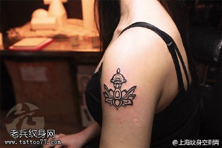 肩膀逼真大气的梵花图腾纹身图案