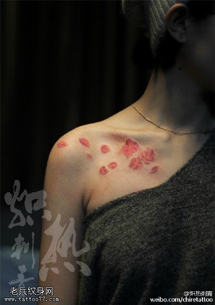 美女肩部飘落的梅花纹身图案