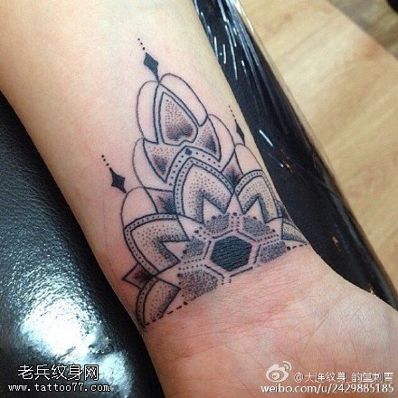 清新的点刺梵花纹身图案