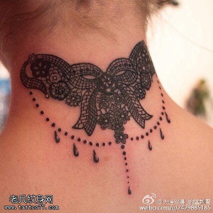 颈部美丽的蕾丝蝴蝶结纹身图案