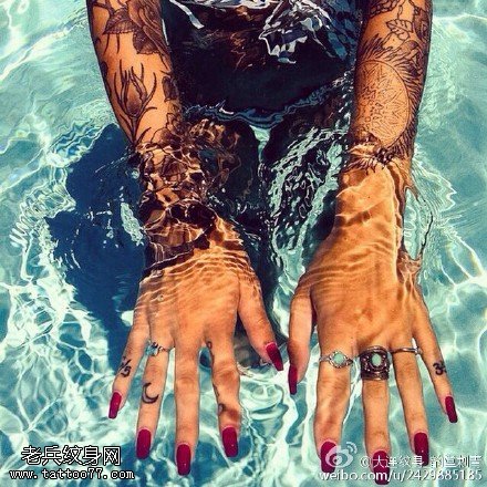 欧美风美女纹身图案