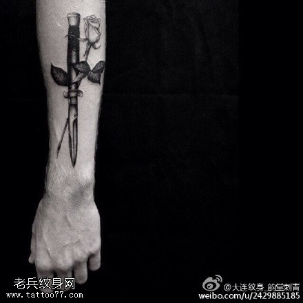 黑白荆棘的玫瑰纹身图案