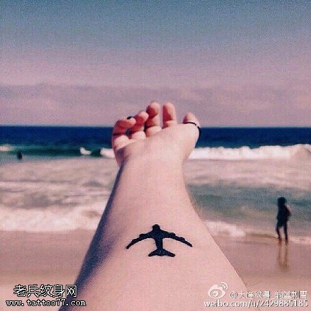 自由飞翔的小鸟纹身图案