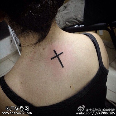 简单清新的十字架纹身图案