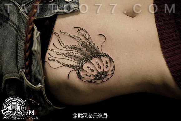 武汉专业女纹身师制作的腹部水母纹身作品