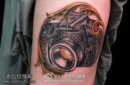 立体逼真的摄像机纹身图案