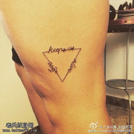 几何线条的三角英文字母纹身图案