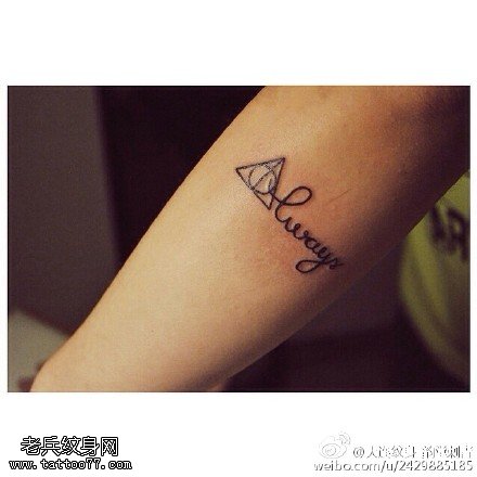 清新的英文字母纹身图案