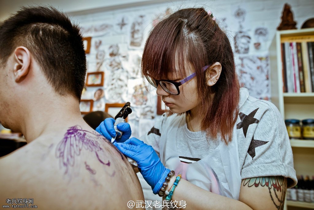 武汉最专业女纹身师雯雯后背翅膀纹身图案制作现场