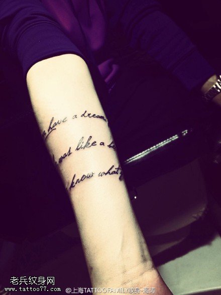 简单的花体英文字母纹身图案