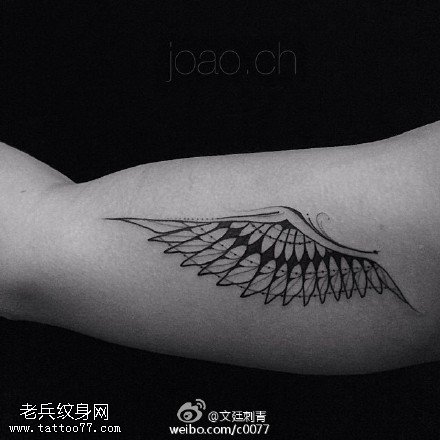 自由的翅膀点刺纹身图案
