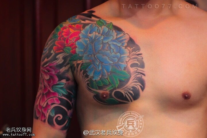 半胛牡丹纹身作品由武汉最好的纹身师制作
